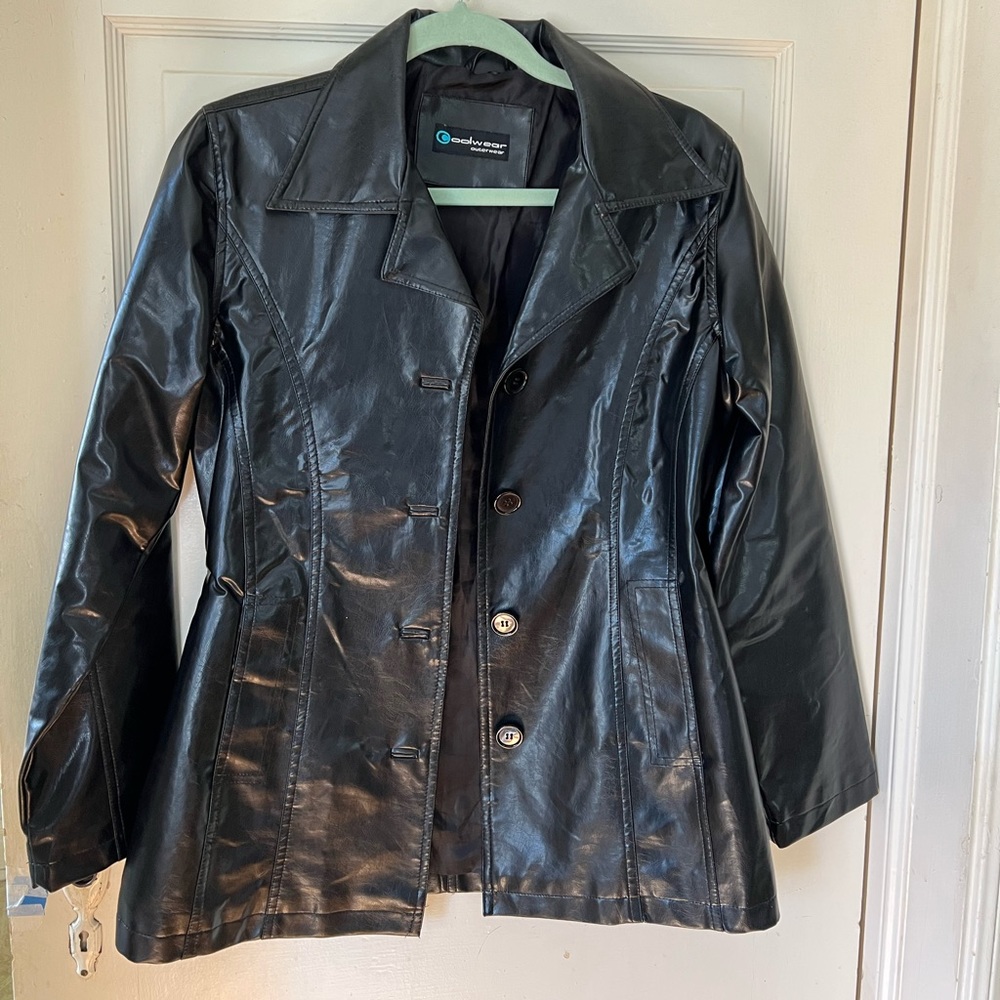 Vintage black leather jacket!! Has lots of life left 🖤